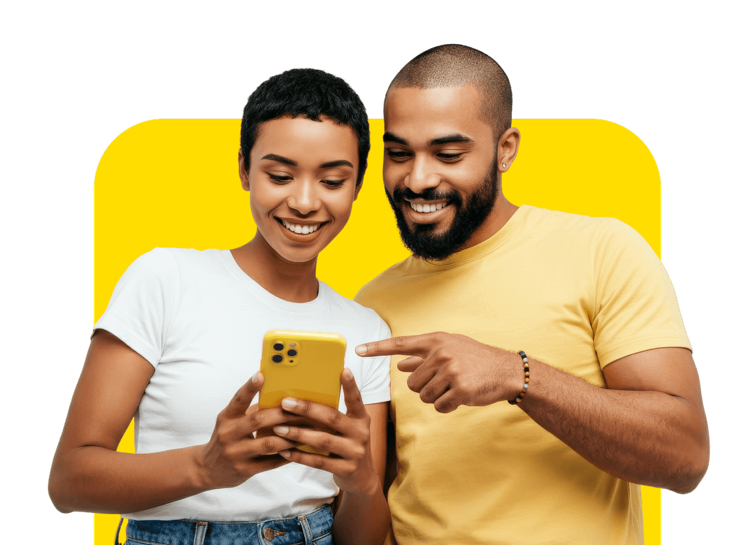 Casal sorrindo olhando o celular